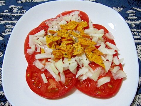 トマトと玉ねぎとドリトスのサラダ